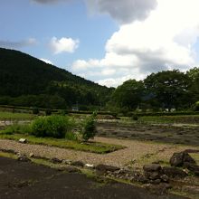 館の遺構前全景