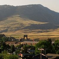 イエローストーン国立公園の北門が遠くに見えます。