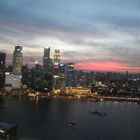 夕暮れから夜景の眺めが天空プールだけでなく部屋から見えます。