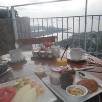 朝日がちょっと見えたザクラブのアウトサイドテーブルでの朝食