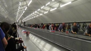 ピカデリー線は最深通行−ロンドン地下鉄