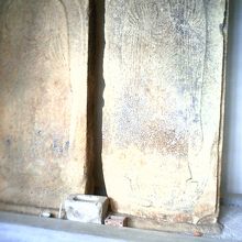 祠に収まっていますかなり大きです