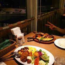 滑走路をみながらの食事でした