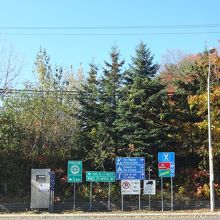 ハイウェイを降りると看板が（青）。