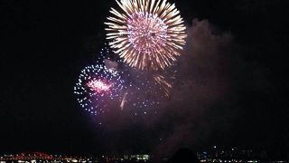 雨でも花火あがりました。
