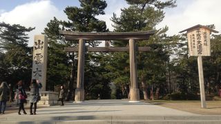 静かで荘厳な雰囲気