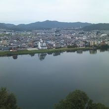 対岸には岐阜県の街並みが望めます