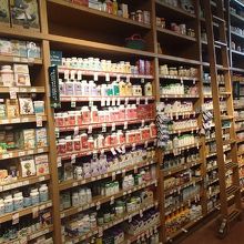 ずらりと並ぶサプリは、これもアメリカでしょう＾＾
