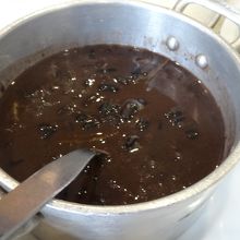 付け合わせに出された黒豆のスープ