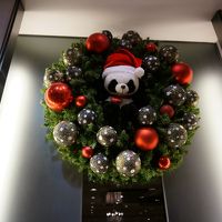 エレベーターのところにパンダのクリスマスリースが♪