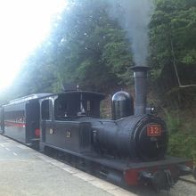 名古屋駅ホームにて、出発間近のSLの様子