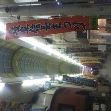 信長まつりの幟がズラッと並ぶ柳ケ瀬商店街の様子