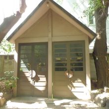 この中におみこしが保存されてます