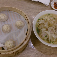 小籠包とワンタン麺