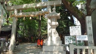 栄の交番の隣にある神社