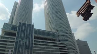 デパートとホテル、レストランなどがはいる高層駅ビル