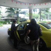 ホテルエントランスにタクシーは常にいます。
