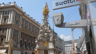 道路の真ん中にあります