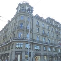 駅前の横断歩道を渡ってすぐ