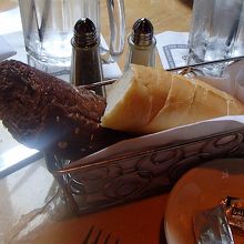 サービスで出てきたパン