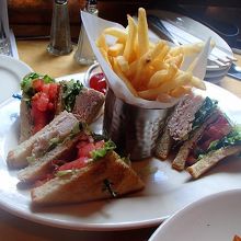 クラブハウスサンドは目を疑うボリューム