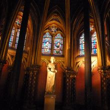 正面入り口を入ると聖母マリア像が迎えてくれる