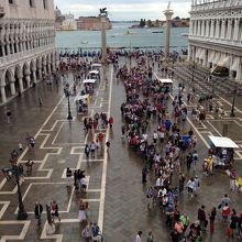 たくさんの人が入場するために並んでいます。