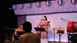 沖縄民謡ライブで盛り上げてくれます