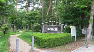 岳温泉街の端に