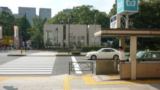地下鉄を出るとすぐです。