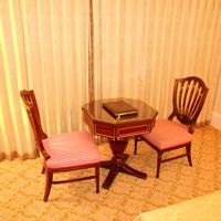 テーブルの上のファイルの中にポストカード等があったと思います