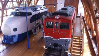新幹線と電気機関車が静態保存されてます。