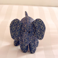 バンコクのコンラッドらしく、ぬいぐるみはタイシルクの象さん。