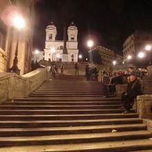このスペイン広場の左の後ろに駅があります