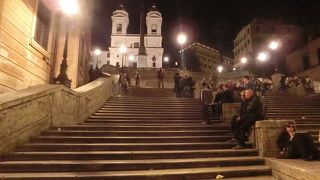 トイレは無いので外のファーストフードのショップのを借りないとダメ