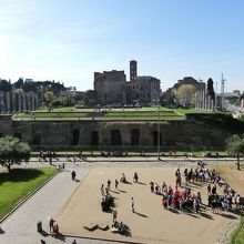 （コロッセオの写真）右に駅があります