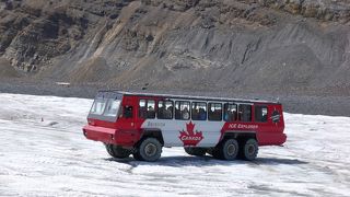 アサバスカ氷河に雪上車で