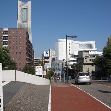 青少年センター前からみなとみらい方向を見た図