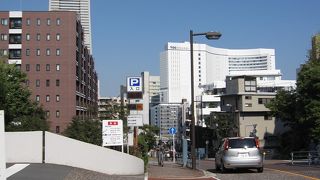 急坂ですが、歩道は割と広い