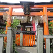 朱色の鳥居が印象的。