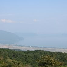 高台からは琵琶湖が望めます。