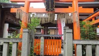 「おたついなりじんじゃ」と読みます。芸能神社。