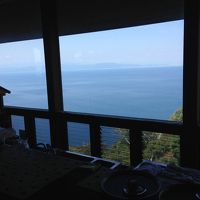 ばーんと海が見えます