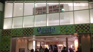 乗り換えのついでに、改札から出ずに買い物できます。