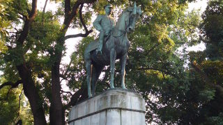靖国通り沿いにある騎馬像