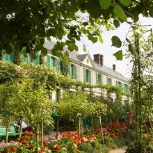 庭から眺めるモネの家