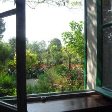 モネの家から庭を眺める