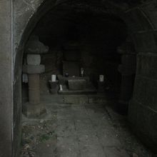 三つ並んだ中央の横穴が大江広元の墓らしい