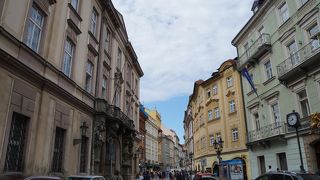 カレル橋に続く道