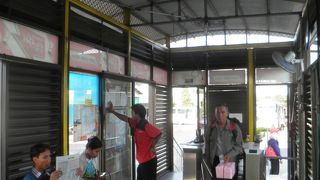 空港からマリオボロ通りまで利用しました